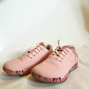 Women's Floral NOBULL Outwork Rose Butterfly, Size 7.5